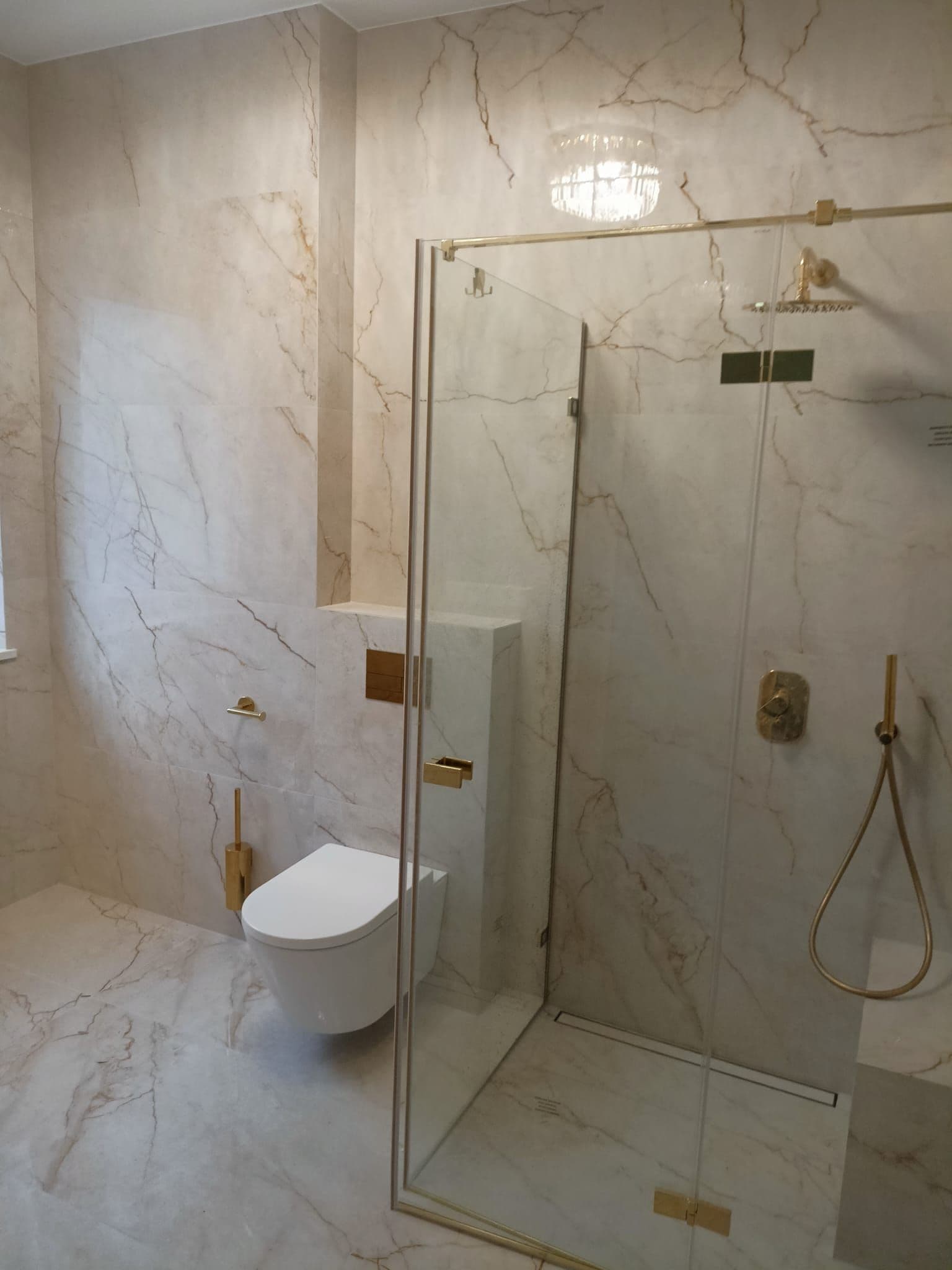 Remont eleganckiej łazienki z marmurem i złotą armaturą – Lublin, okolice ul. Gęsiej - zdjęcie 2