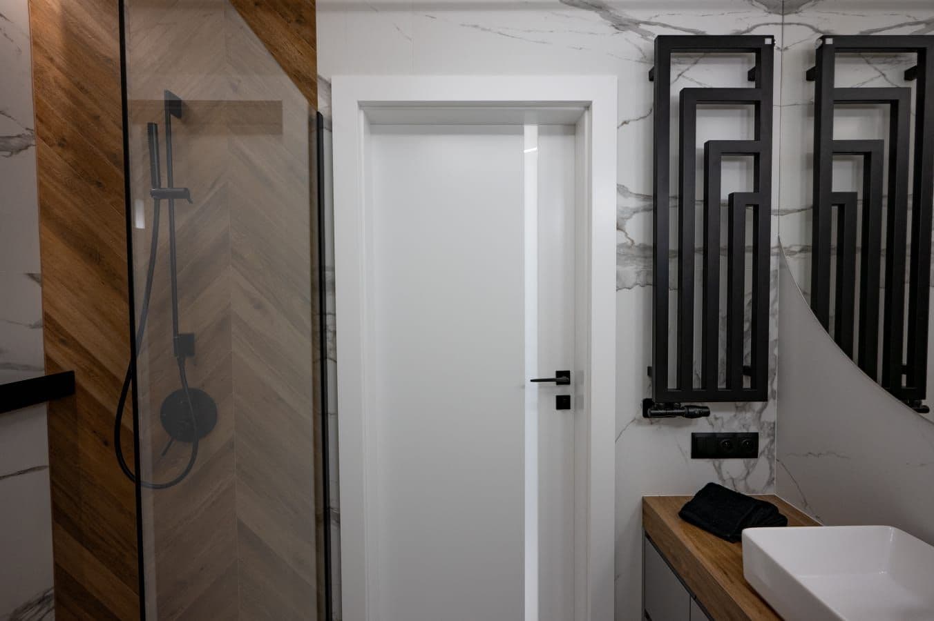 Nowoczesna łazienka z prysznicem walk-in i płytkami marmurowymi – remont łazienki Lublin
