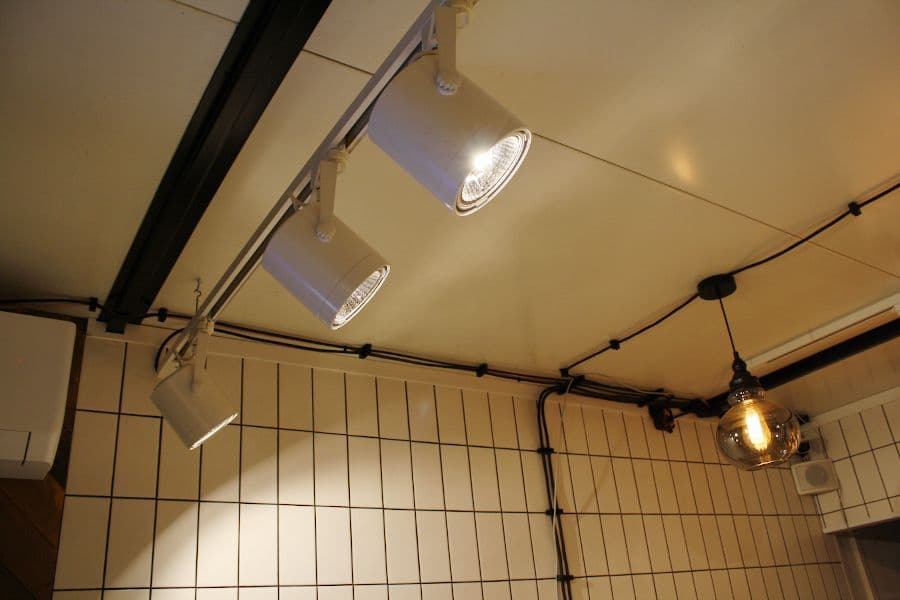 Łazienka po kompleksowym remoncie Lublin – płytki i biały montaż