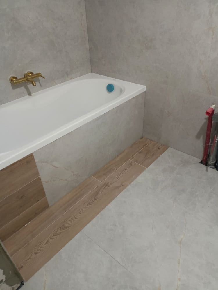 Łazienka po kompleksowym remoncie Lublin – płytki i biały montaż