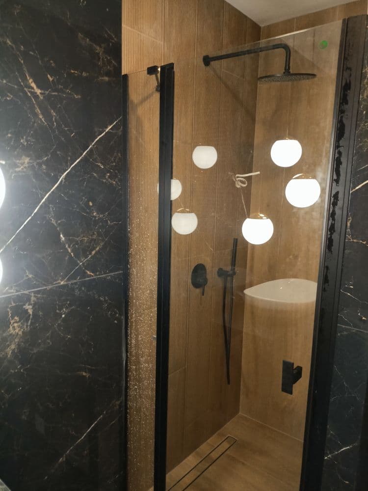 Łazienka po kompleksowym remoncie Lublin – płytki i biały montaż