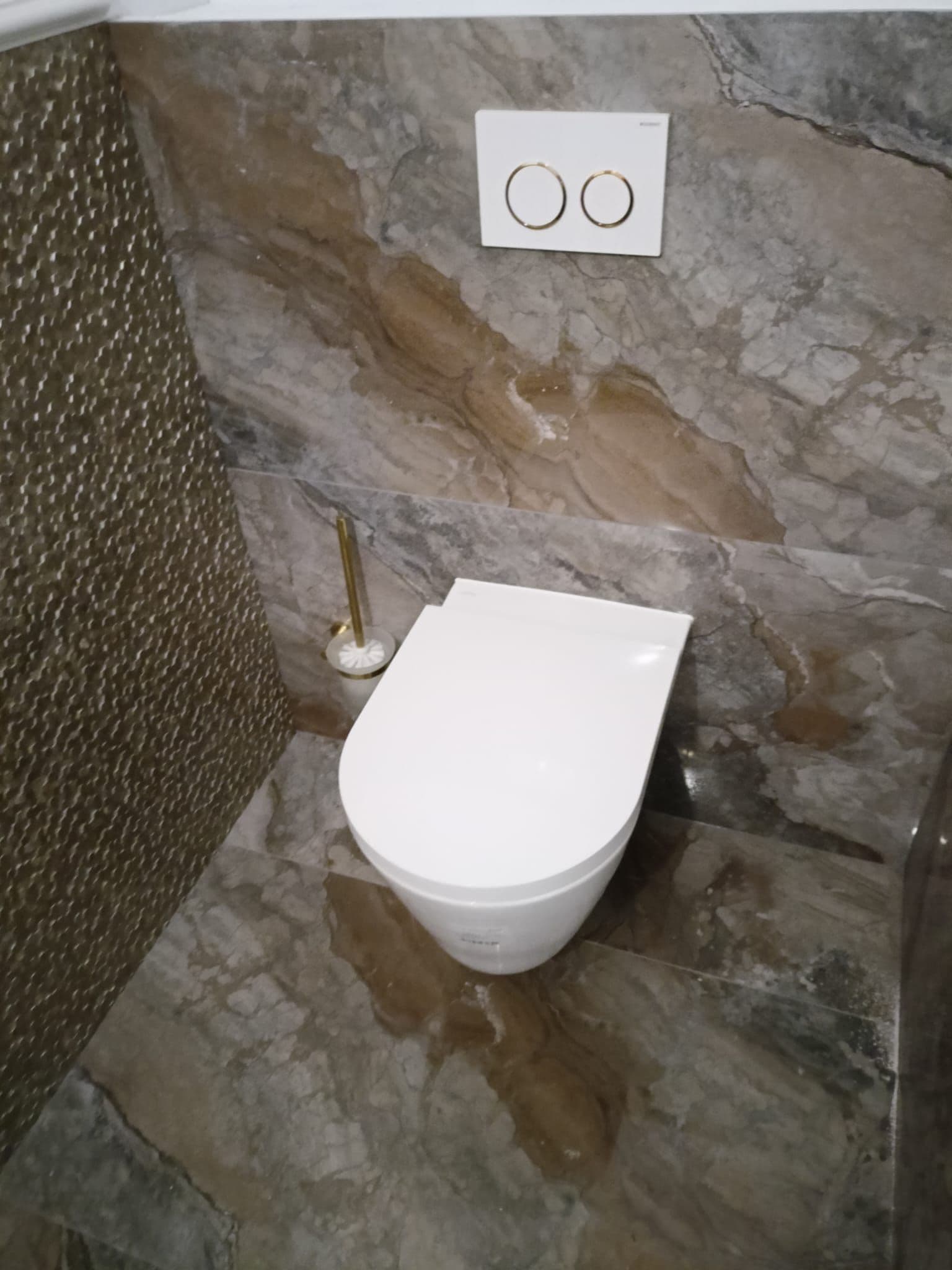 Remont eleganckiego WC z umywalką i złotymi dodatkami – Lublin, okolice al. Kraśnickiej - zdjęcie 4