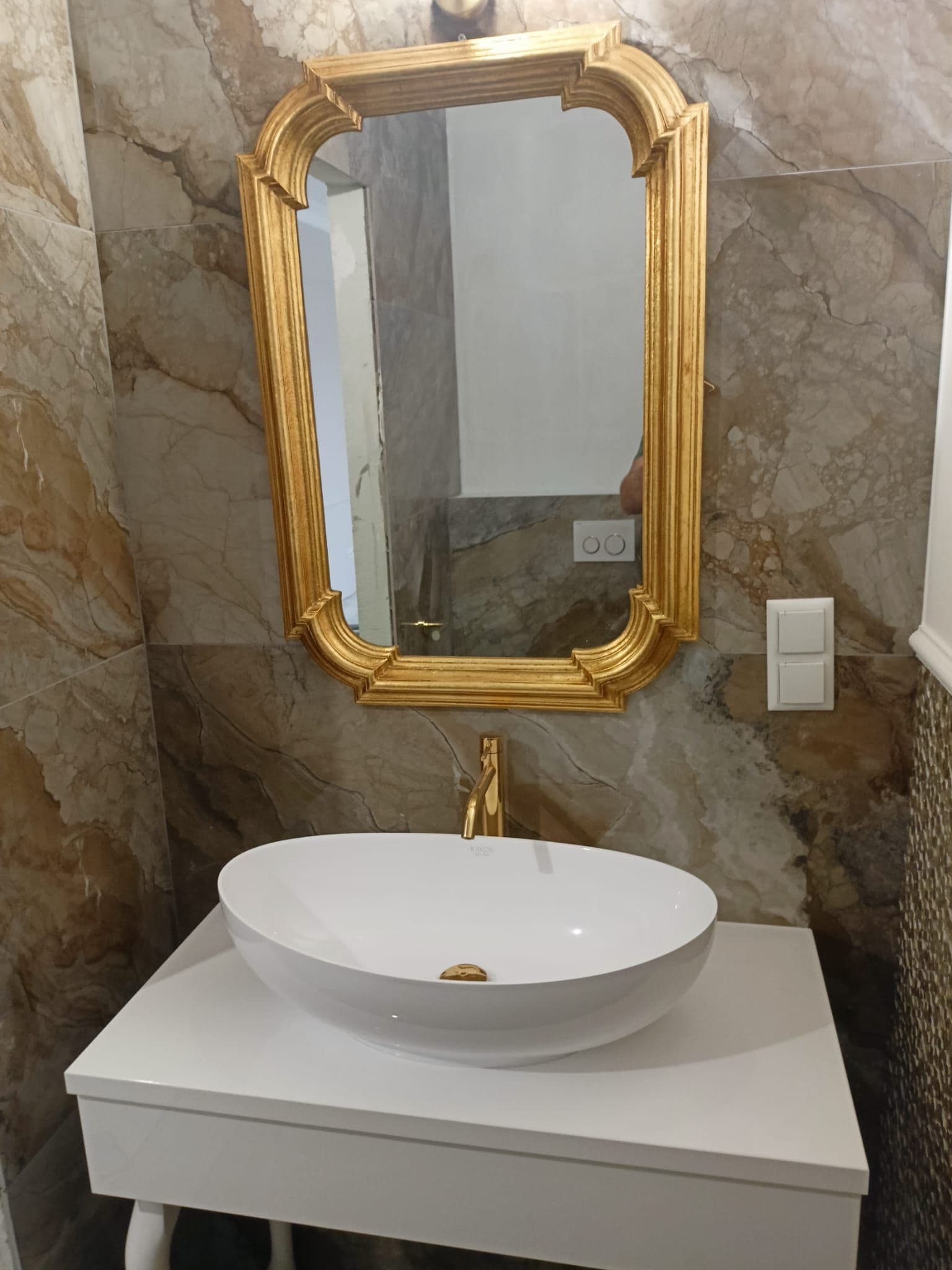 Remont eleganckiego WC z umywalką i złotymi dodatkami – Lublin, okolice al. Kraśnickiej - zdjęcie realizacji