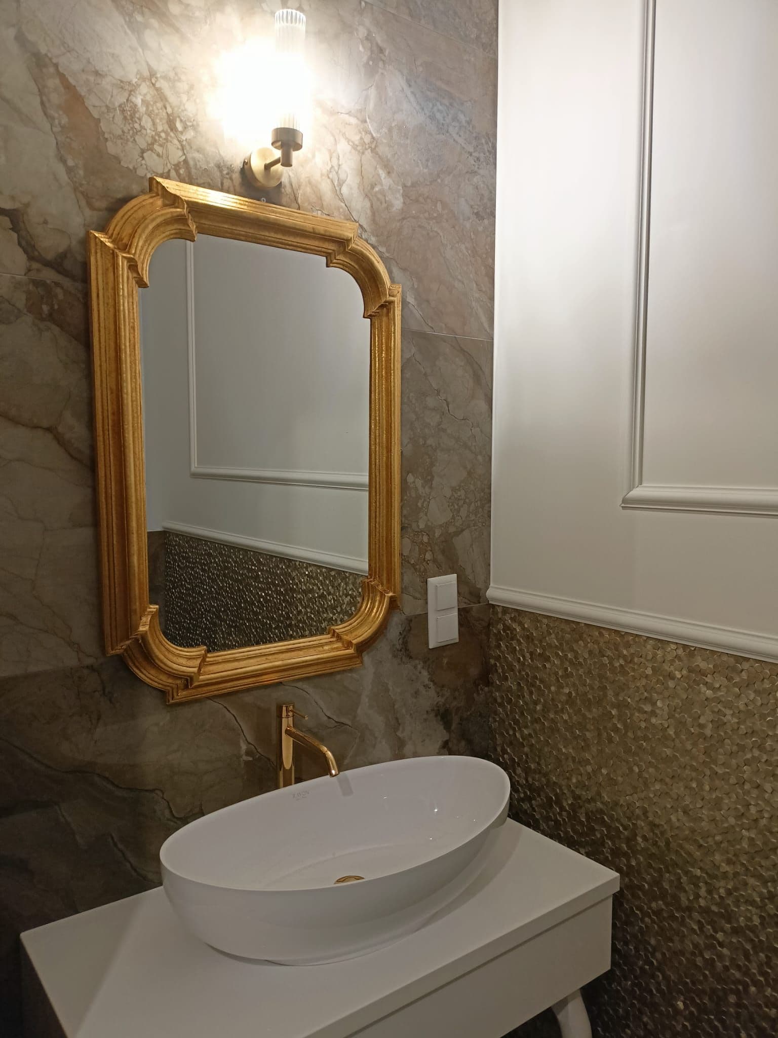 Remont eleganckiego WC z umywalką i złotymi dodatkami – Lublin, okolice al. Kraśnickiej - zdjęcie 3