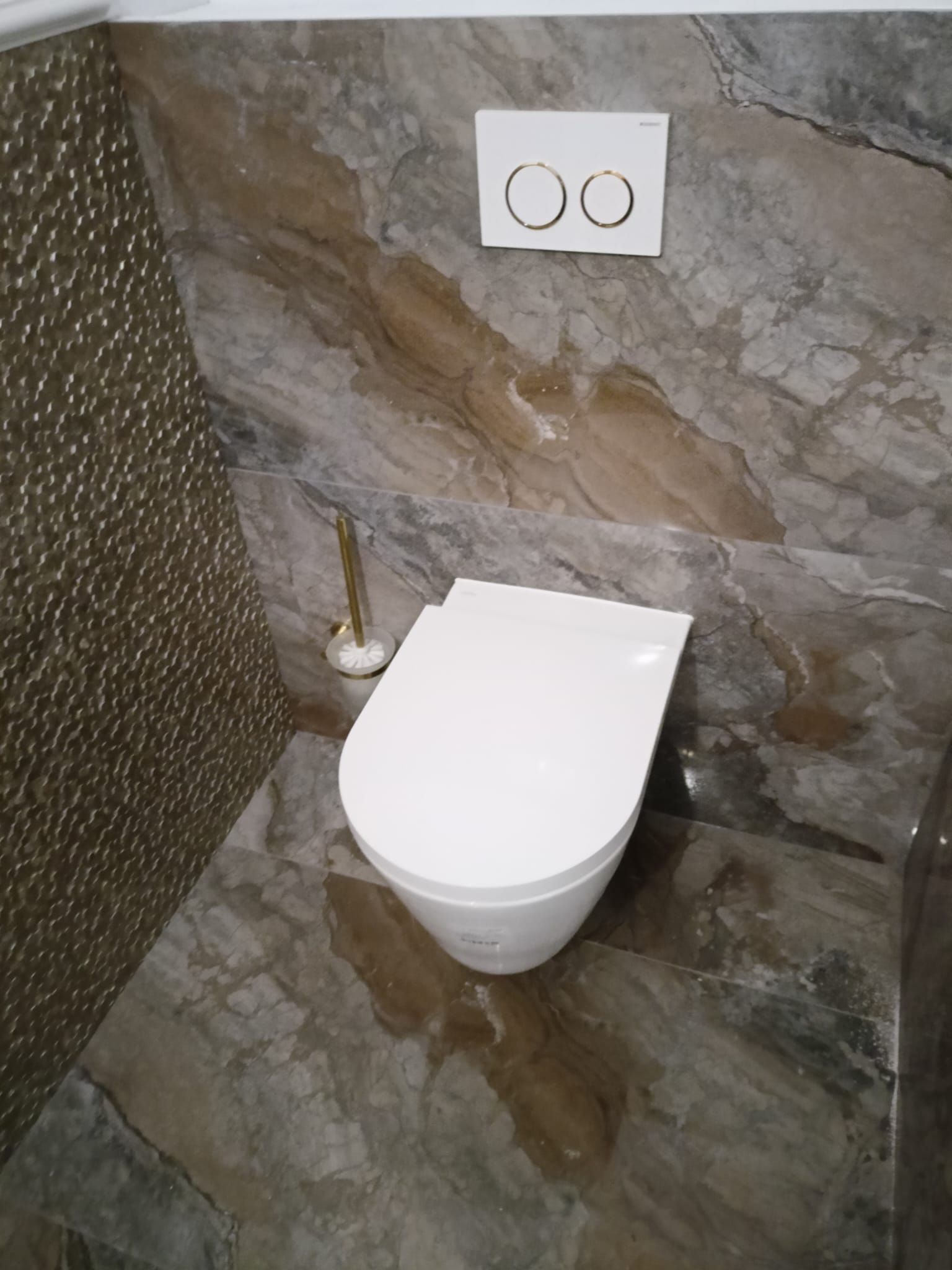 Remont eleganckiego WC z umywalką i złotymi dodatkami – Lublin, okolice al. Kraśnickiej - zdjęcie 4