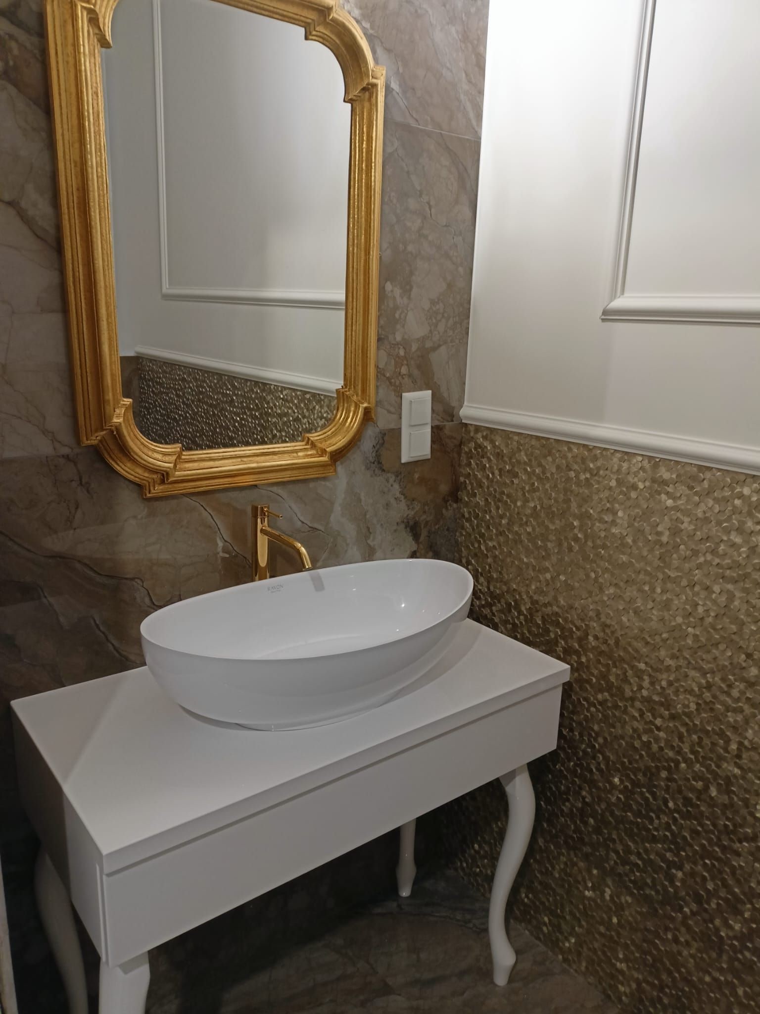 Remont eleganckiego WC z umywalką i złotymi dodatkami – Lublin, okolice al. Kraśnickiej - zdjęcie 1