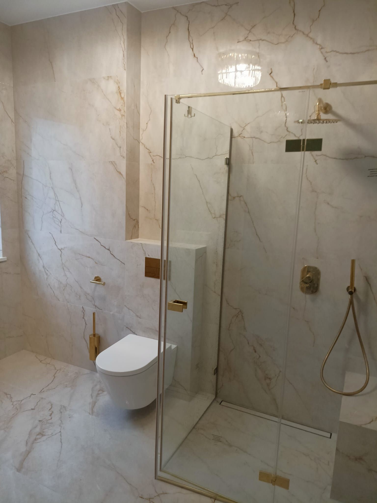 Remont eleganckiej łazienki z marmurem i złotą armaturą – Lublin, okolice ul. Gęsiej - zdjęcie 2