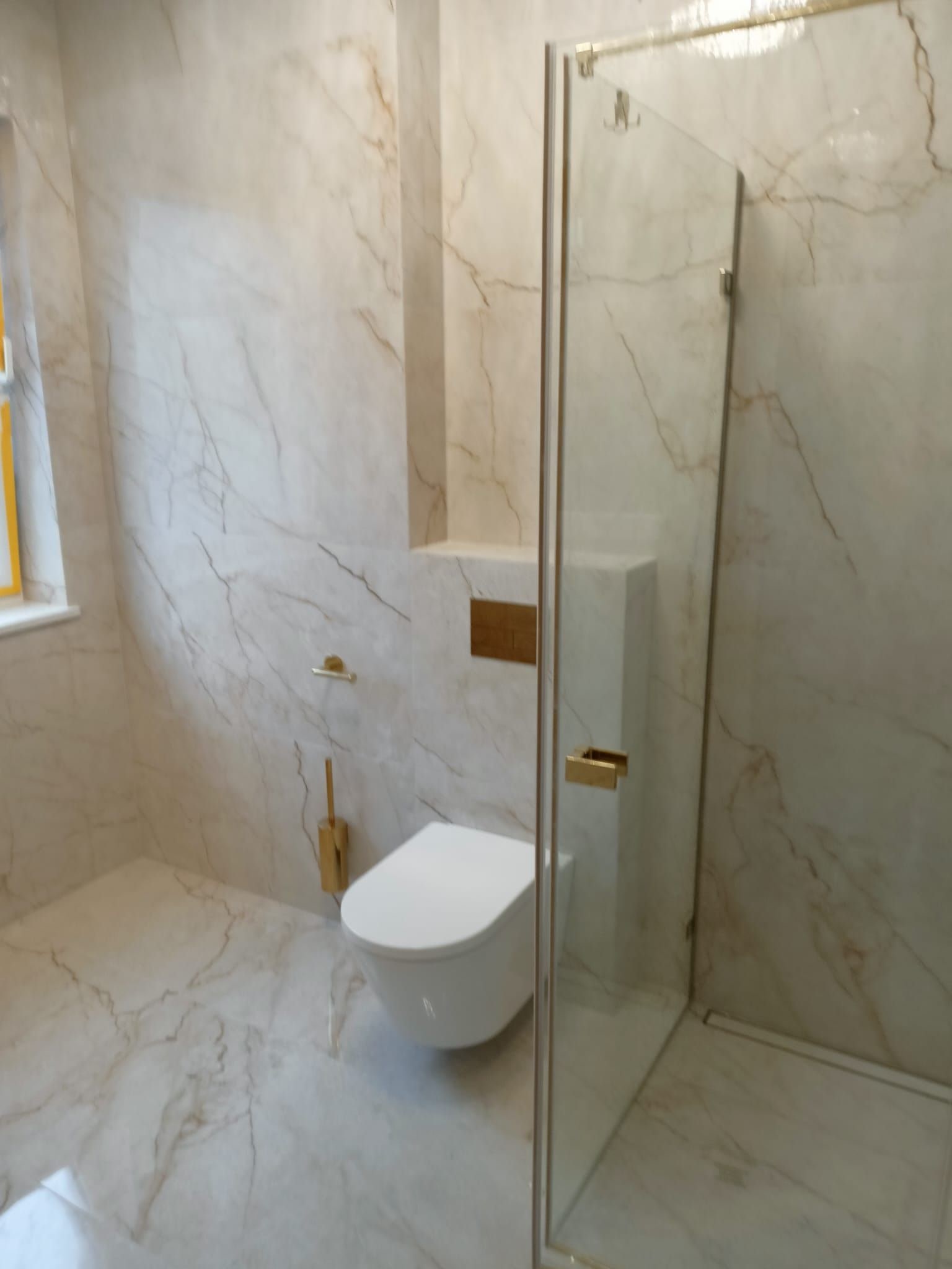 Remont eleganckiej łazienki z marmurem i złotą armaturą – Lublin, okolice ul. Gęsiej - zdjęcie 1