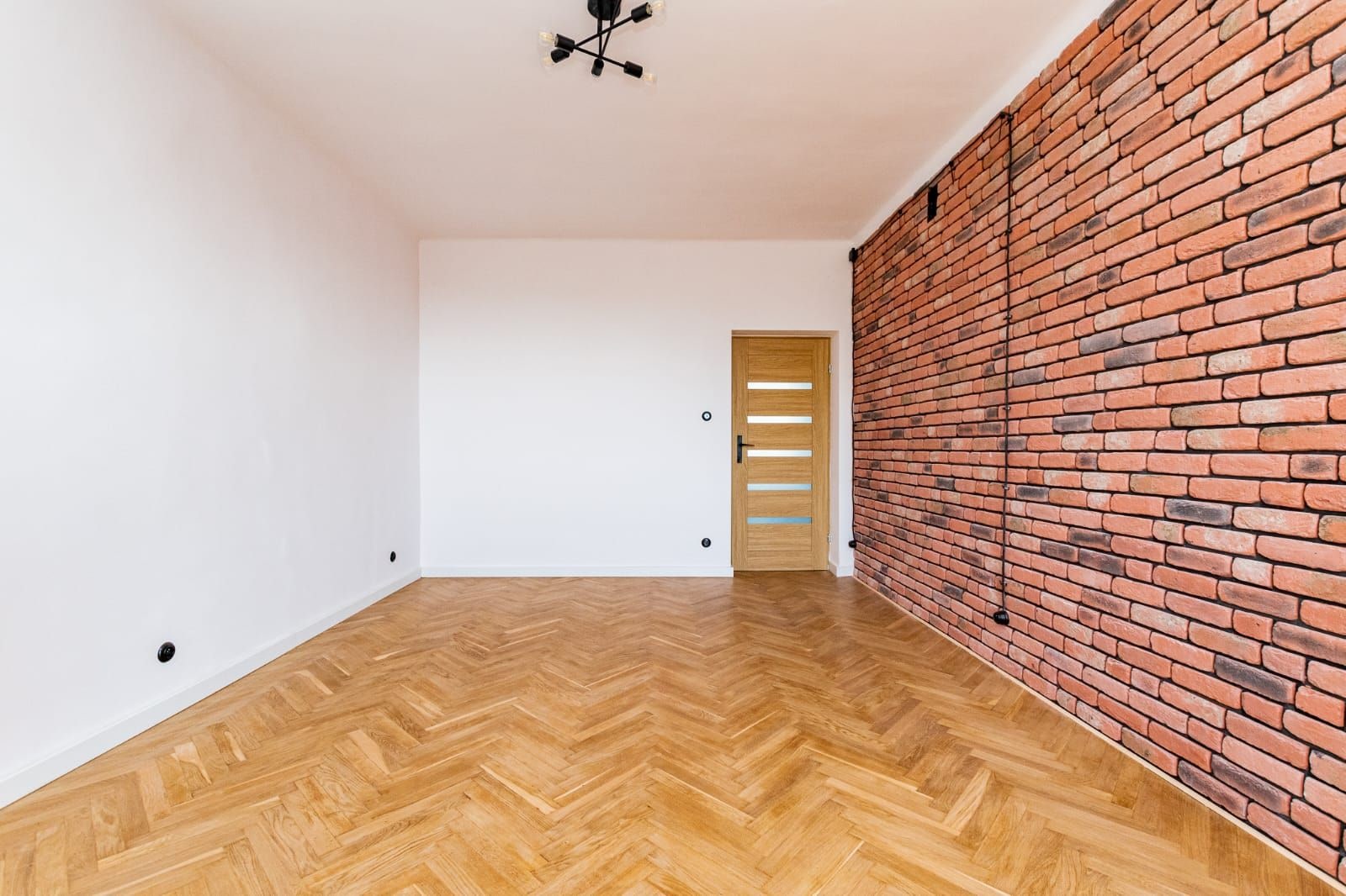 Wykończenie salonu z cegłą dekoracyjną i przedpokoju – Lublin, okolice al. Racławickich - zdjęcie 2