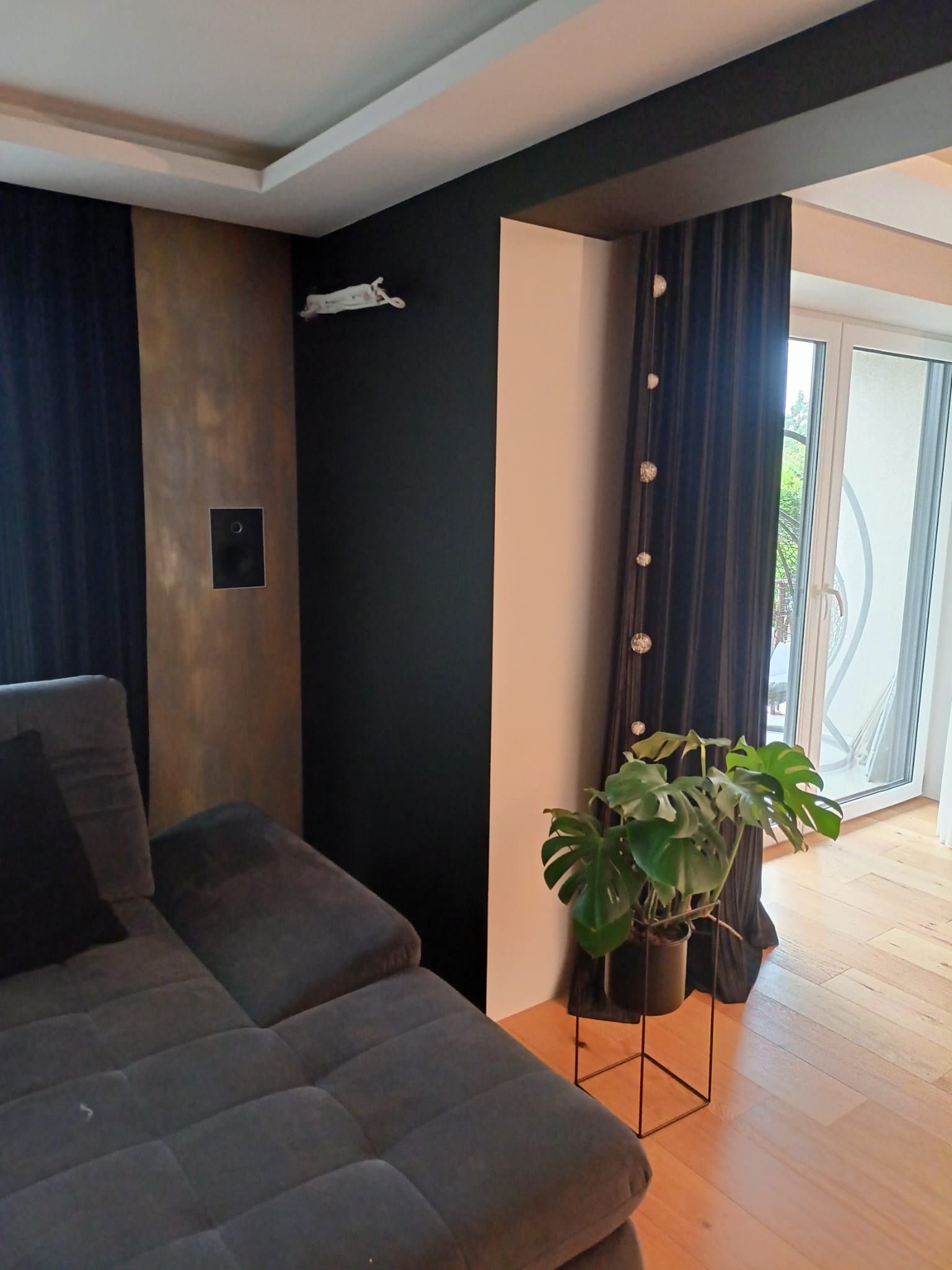 Nowoczesny salon z sufitem podwieszanym – remont i wykończenie wnętrza Lublin