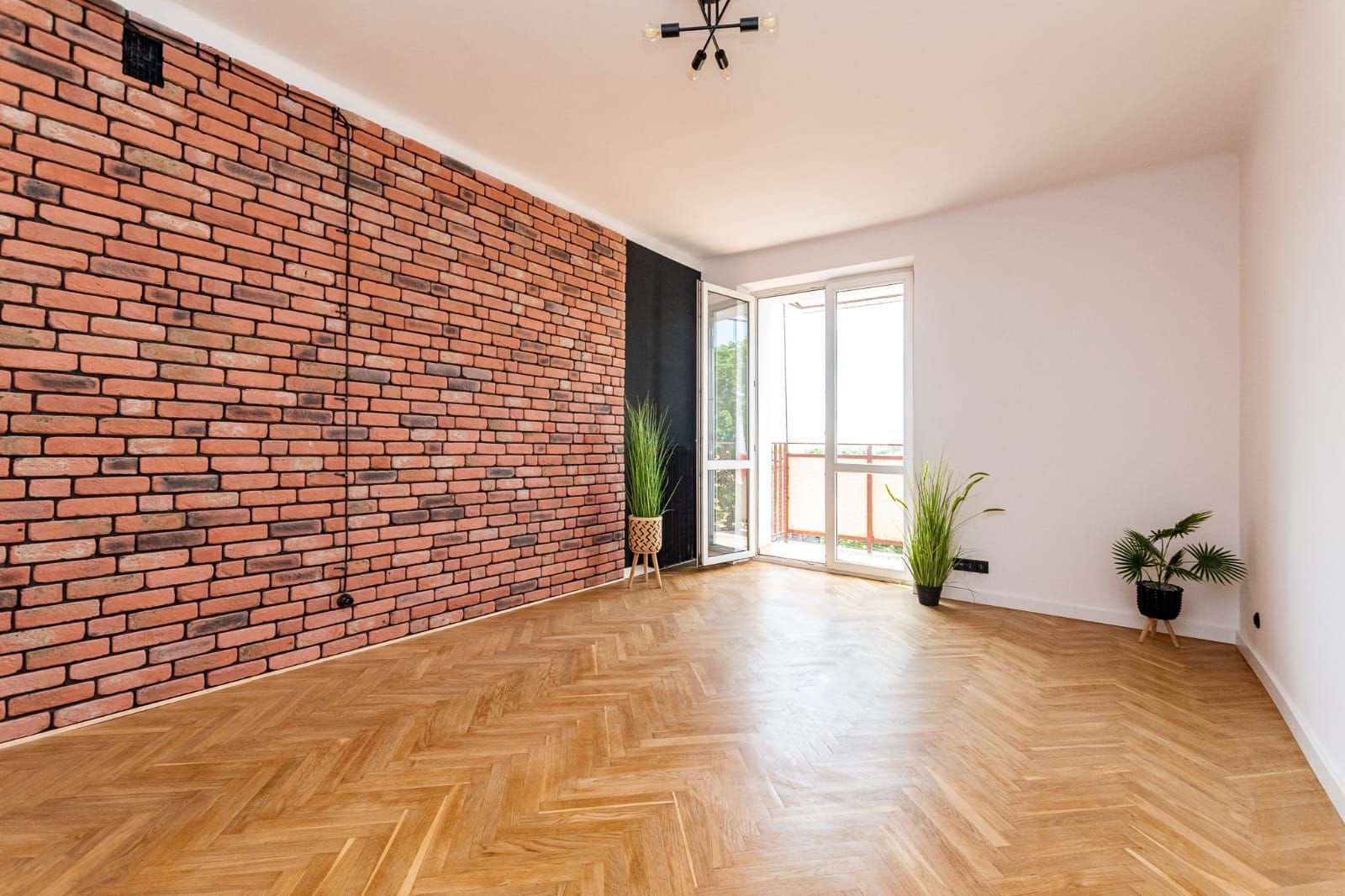Wykończenie salonu z cegłą dekoracyjną i przedpokoju – Lublin, okolice al. Racławickich